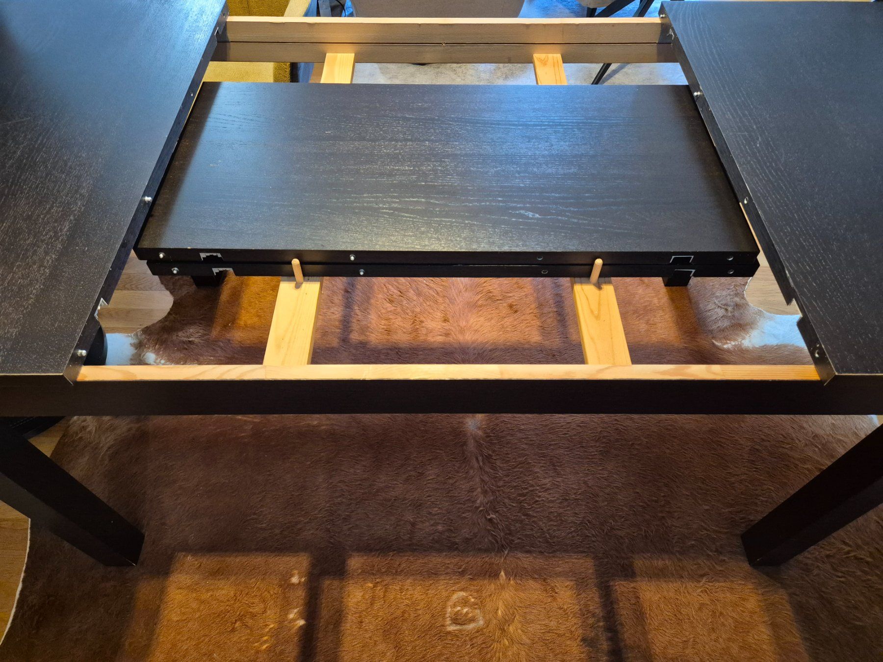 Ikea Set de table et chaises: Table IKEA extensible + 4 chaises en cuir – D'occasion à Prangins par Dronning 8