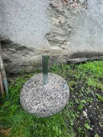 Schwere Betonsockel für Sonnenschirm