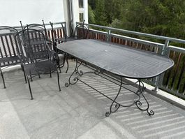 Gartentisch und Stühle