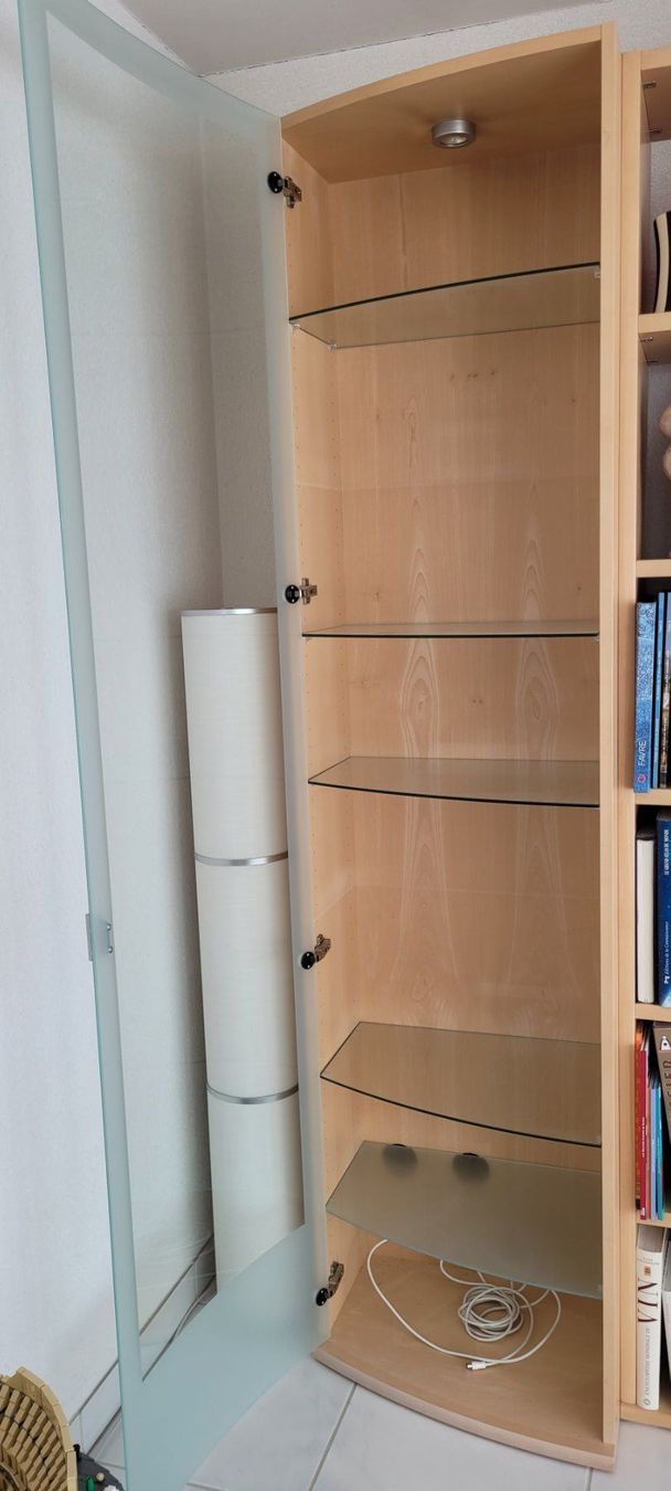 Vitrinen: Vitrine en bois érable avec porte en verre et éclairage – Gebraucht aus Le Landeron von pat_5ygm 1