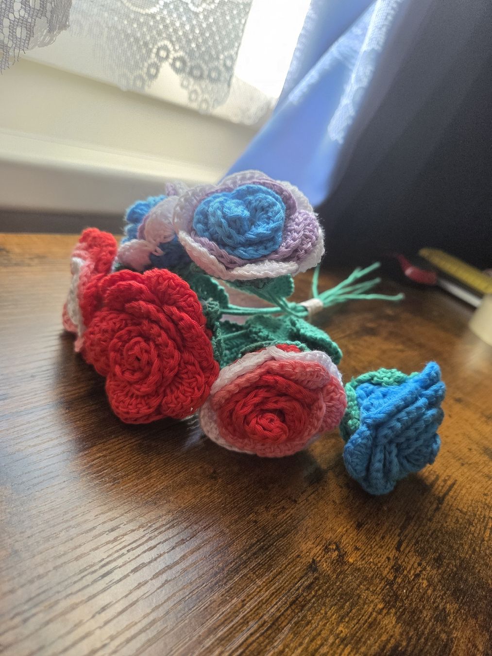 Tutte le decorazioni: Hand-knitted Rose Bouquet Multicoloured – Usato da Winterthur venduto da Maricels_Boutique