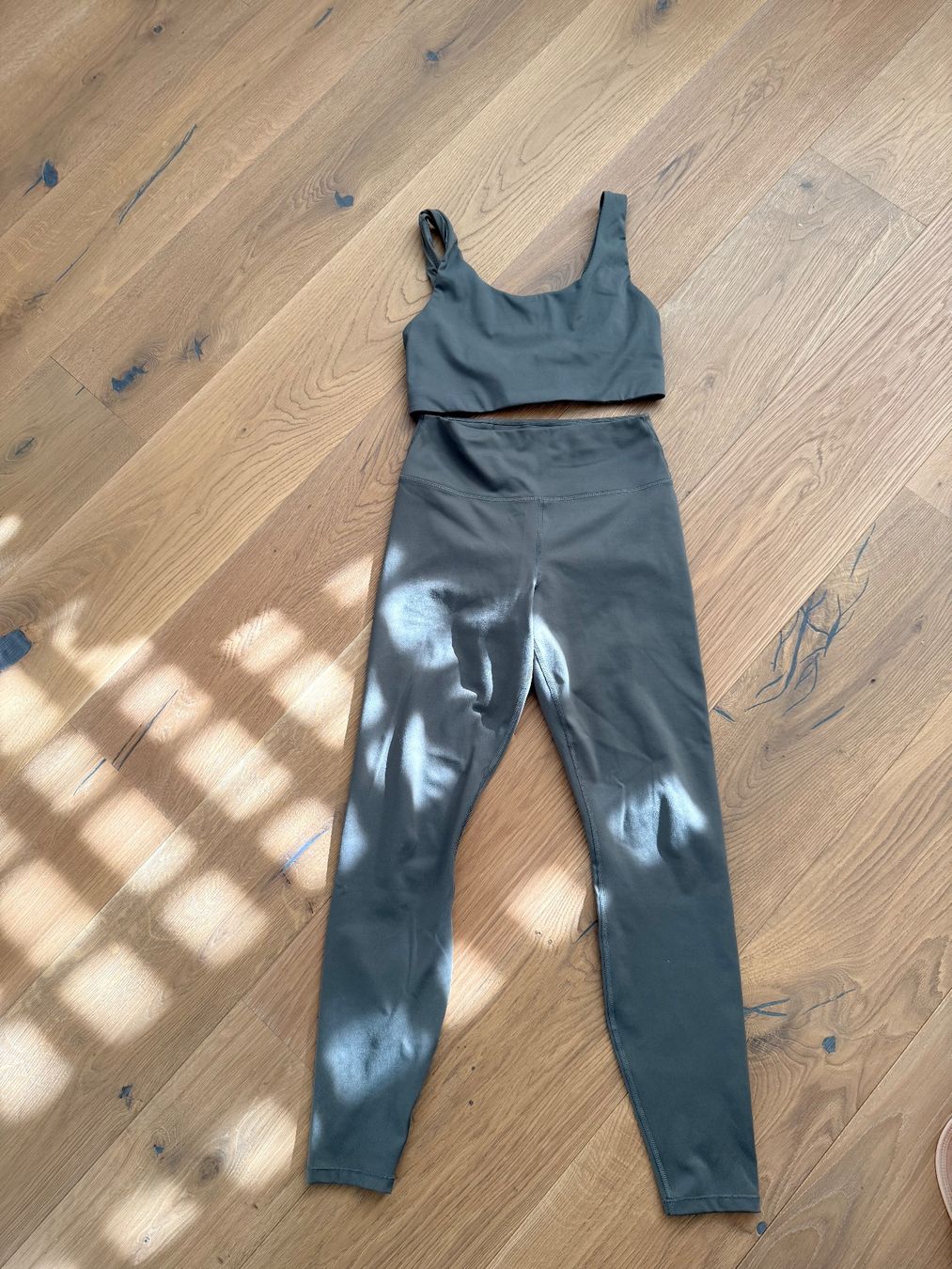 H&M Lotti di vestiti: Set H&M MOVE leggings e top taglia S KHAKI – Usato da Liestal venduto da HAELV