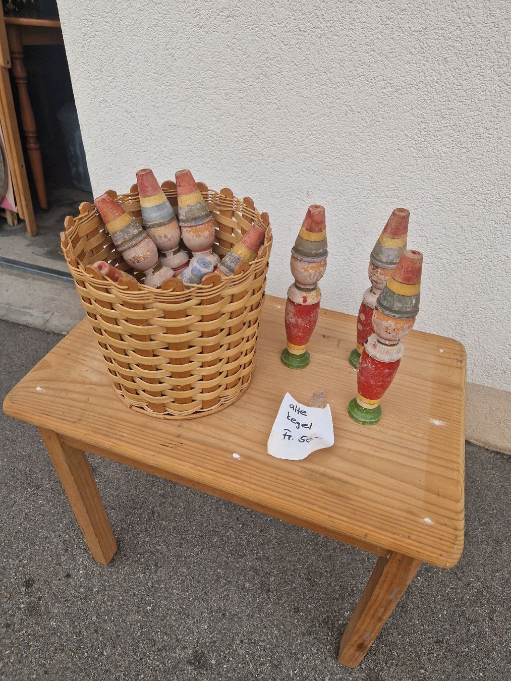 Statuette: Alte Kegel Set Holz farbig gebraucht mit Korb – Usato da Mörigen venduto da Clio111 3
