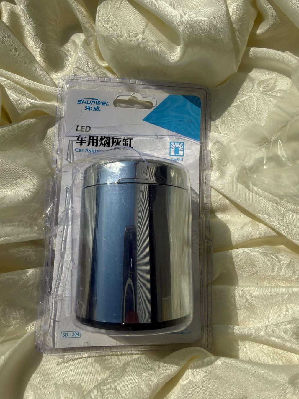 Portacenere: Auto-Aschenbecher mit blauer LED - NEU IN OVP – Nuovo (secondo la descrizione) da Vacallo venduto da cri_229f