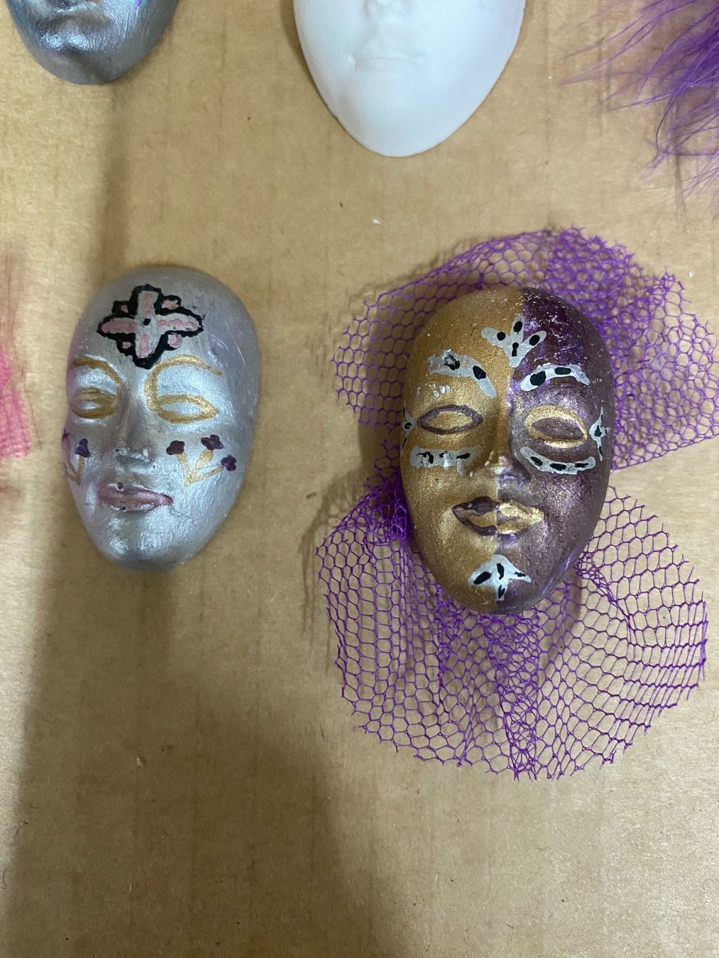Tutte le decorazioni: Gibs Masken selbstbemalt – Usato da Eschlikon TG venduto da ArtRec 3