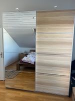 Kleiderschrank Schiebetüren mit Spiegel und Holzakzent