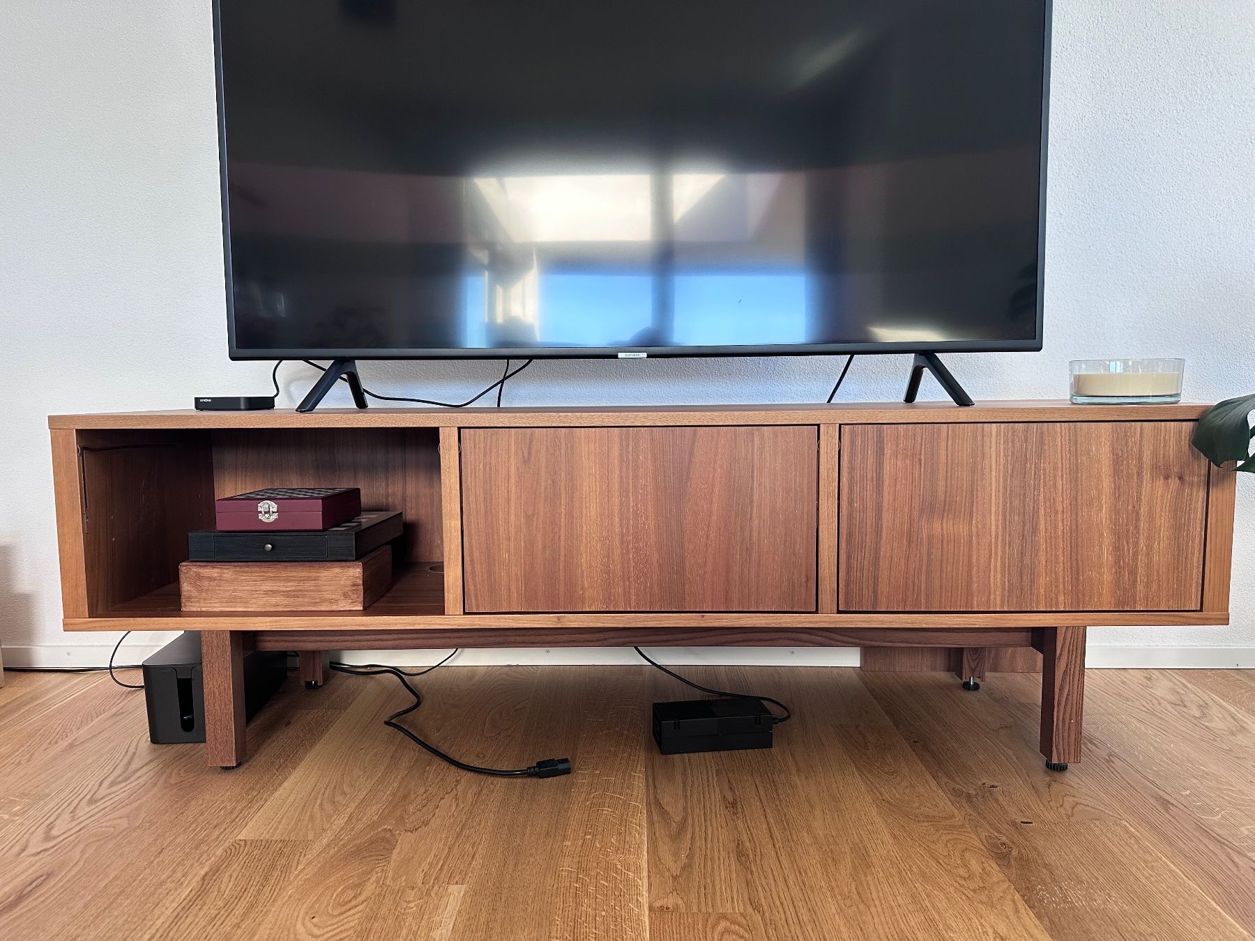 Ikea Mobili TV: TV Kommode aus Nussbaumfurnier – Usato da Fischbach-Göslikon venduto da Hubers4