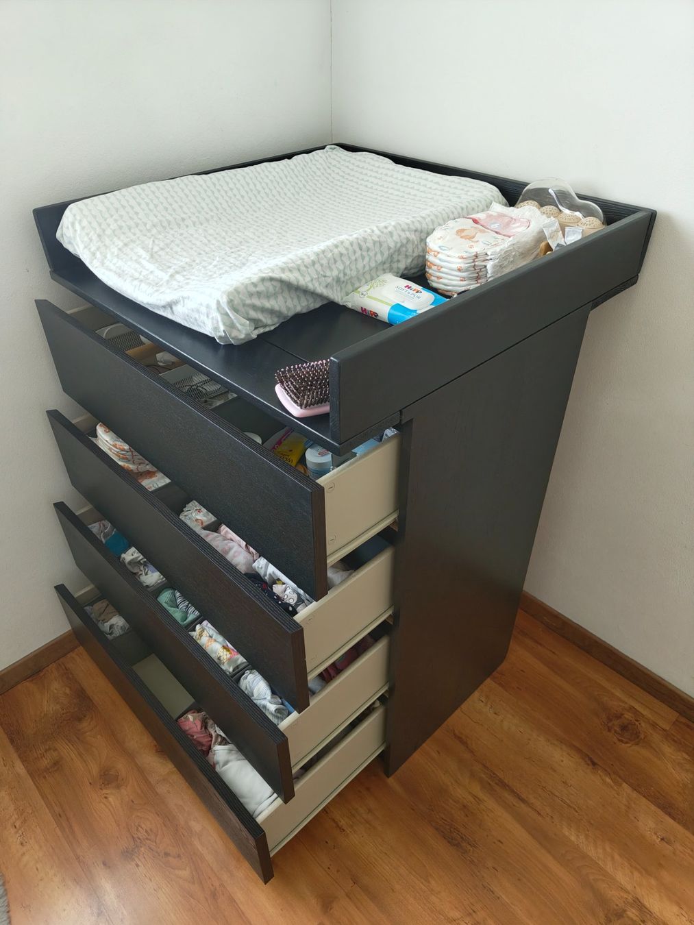 Ikea Tables à langer & accessoires: Wickelkommode dunkelbraun 4 Schubladen – D'occasion à Wittenbach par buddy91 2