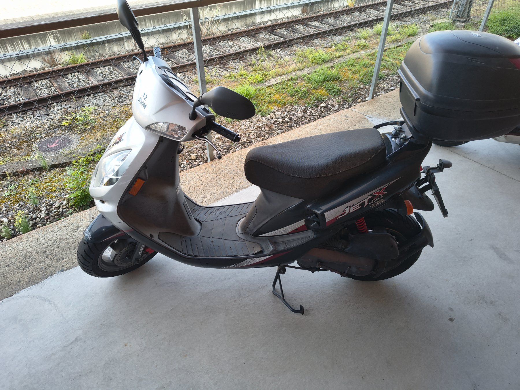 Sym Scooter: Motorroller SYM Jet X 50 silber schwarz mit Topcase – Difettoso da Laufen venduto da Dreier_Motos_AG 1