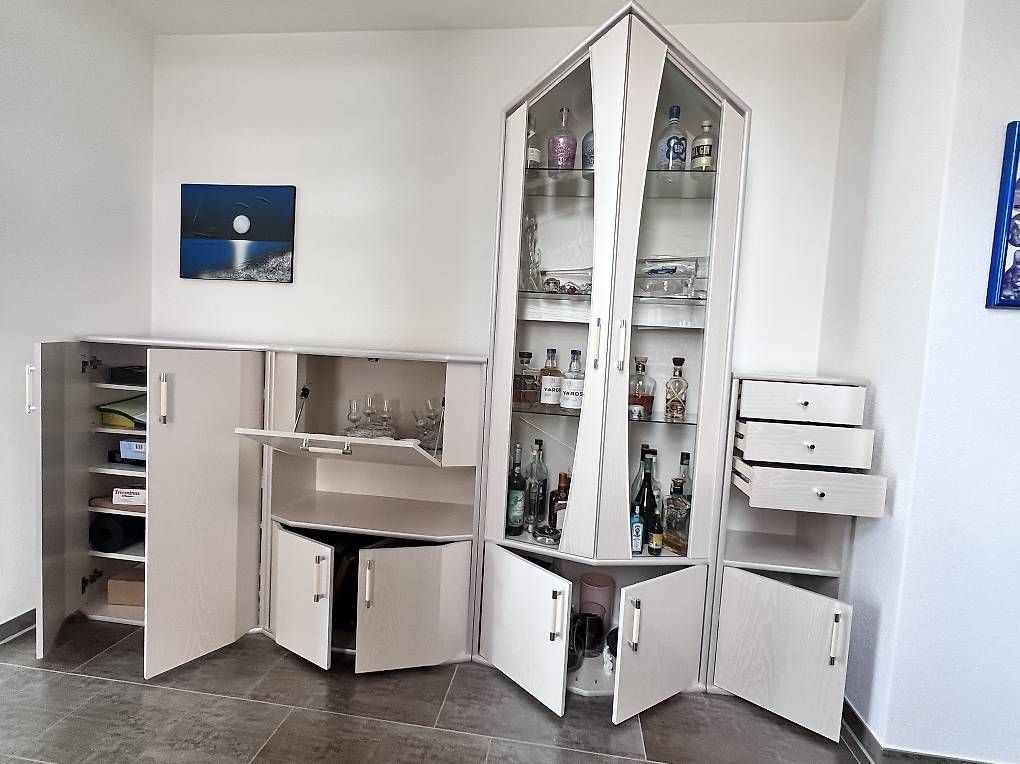 Vitrines: Wohnwand mit Beleuchtung bei Vitrine – D'occasion à Rüti ZH par Bece 1