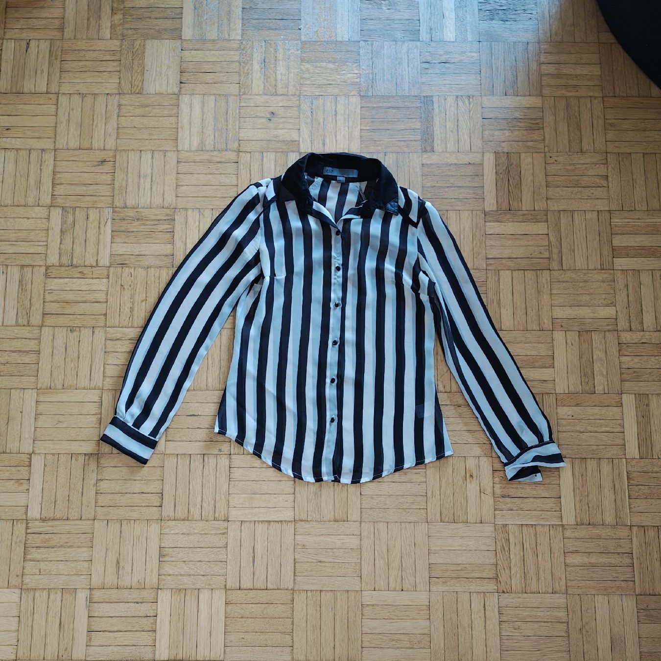 Blusen: Striped Blouse, Sheer, Black and White - Size Small – Gebraucht aus Zürich von ste_hv76