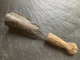 Antike handgefertigte Metallglocke mit Holzgriff