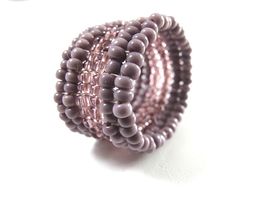 🟢 Modeschmuck-Ring NEU Bague en perles de rocaille mauve 60