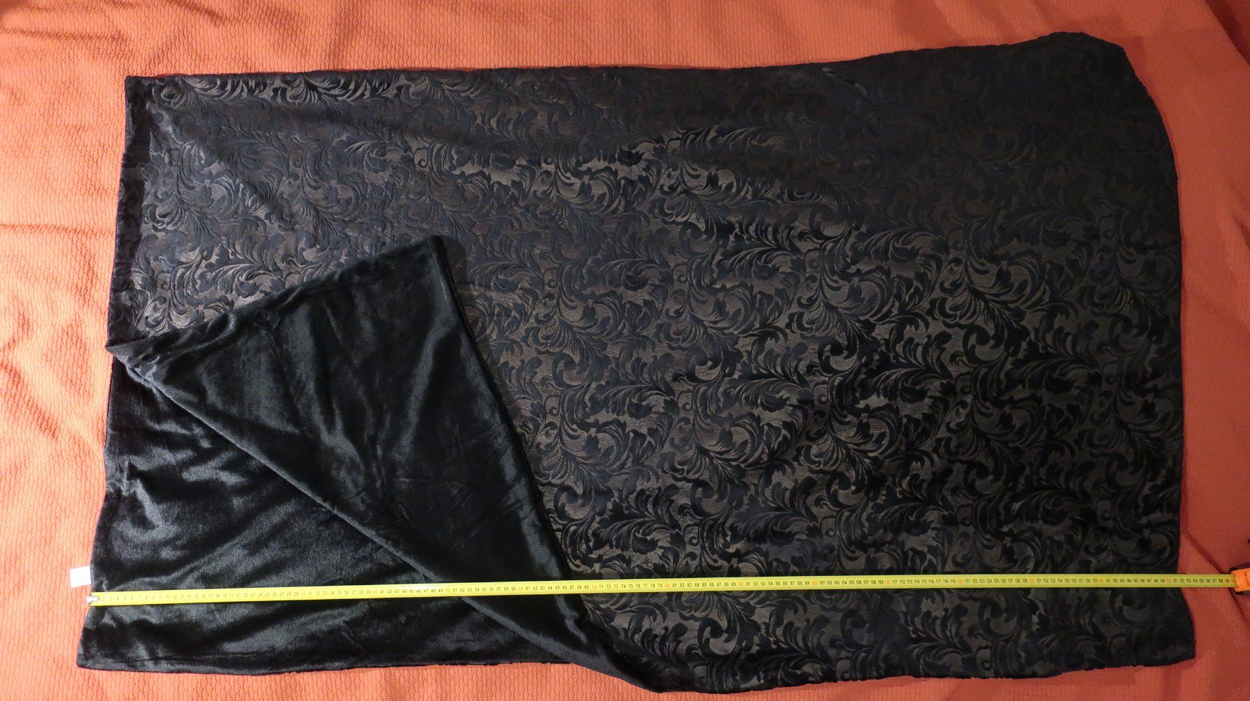 Decken: Decke schwarz mit Muster, 152x180, ungebrauchte – Neu (gemäss Beschreibung) aus Hombrechtikon von Baraban