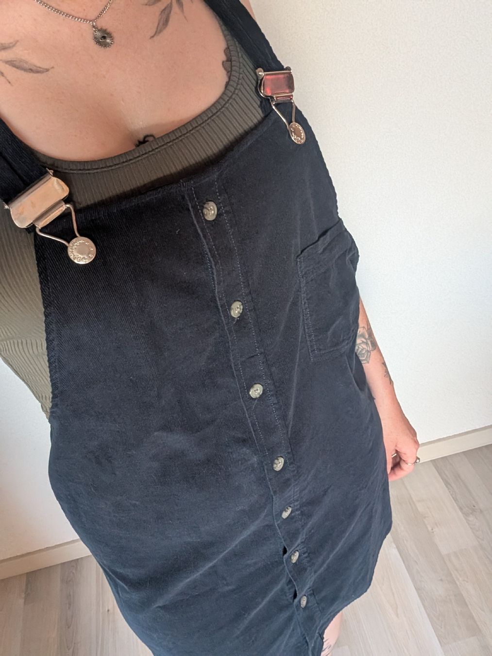 Robes: Cord Dungaree Kleid M  – D'occasion à Ringgenberg BE par Vinyl.Love 3