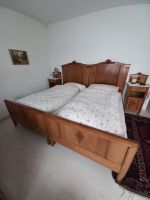 Antikes Doppelbett aus Holz, sehr gut erhalten!