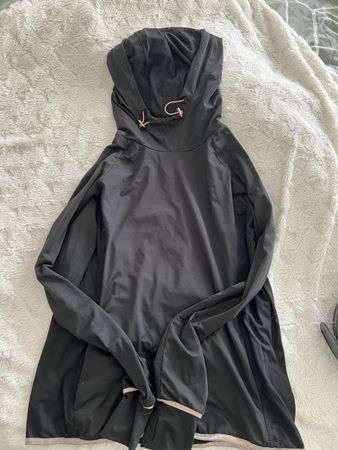 Schwarze Laufjacke mit Kapuze, Daumenlöcher - Herbst Top!