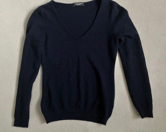 Repeat Pullover & Sweatshirts: REPEAT Kaschmir Pullover, Gr. 34 oder XS, sehr dunkles Blau – Gebraucht aus Brugg AG von Hellviolett