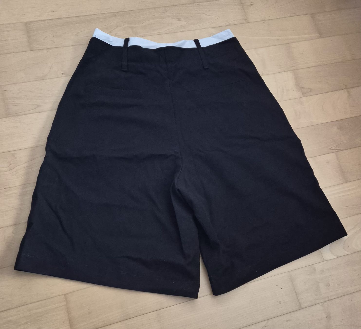 Bershka Pantaloni: Short long noir – Usato da Cheseaux-Lausanne venduto da cloe.ly_n. 1