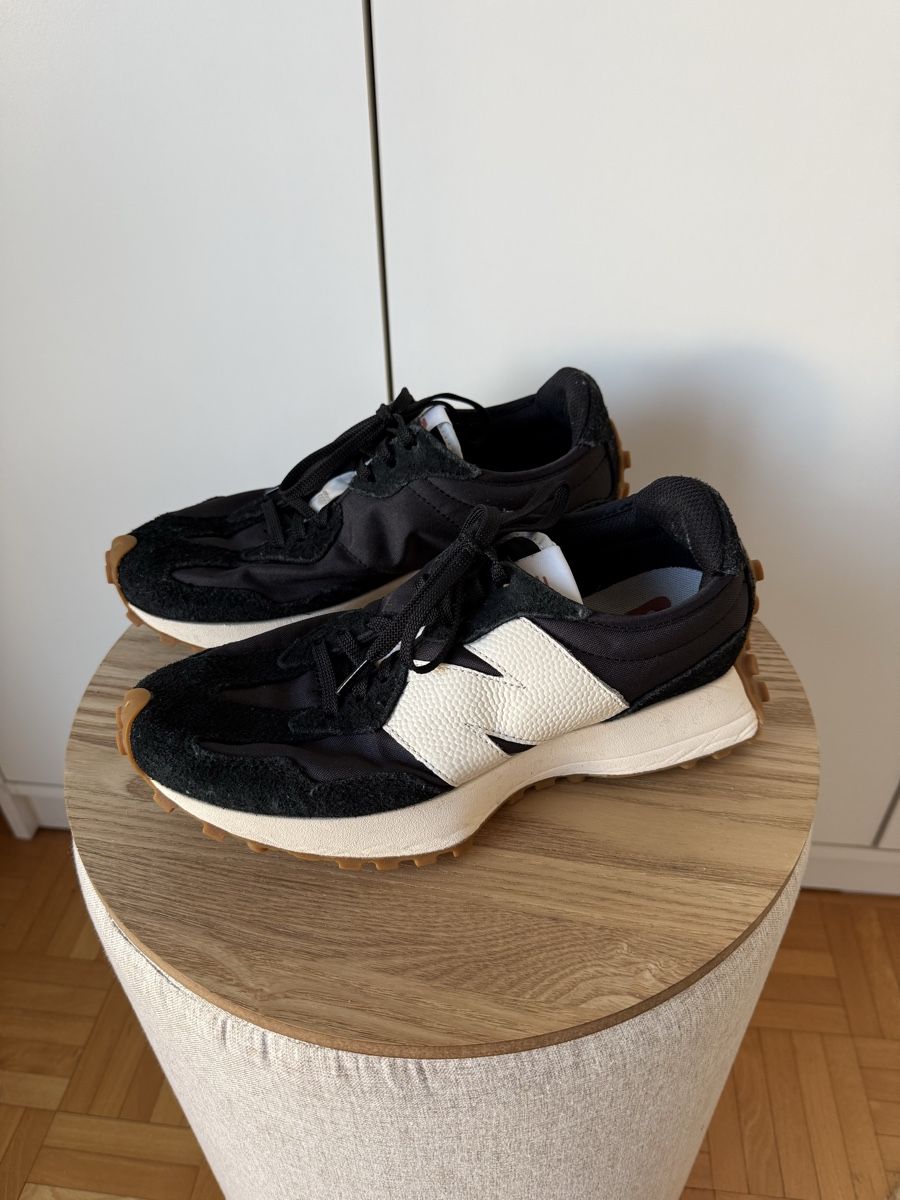 New Balance Scarpe da donna: New Balance 327 – Usato da Luzern venduto da Aistee 1