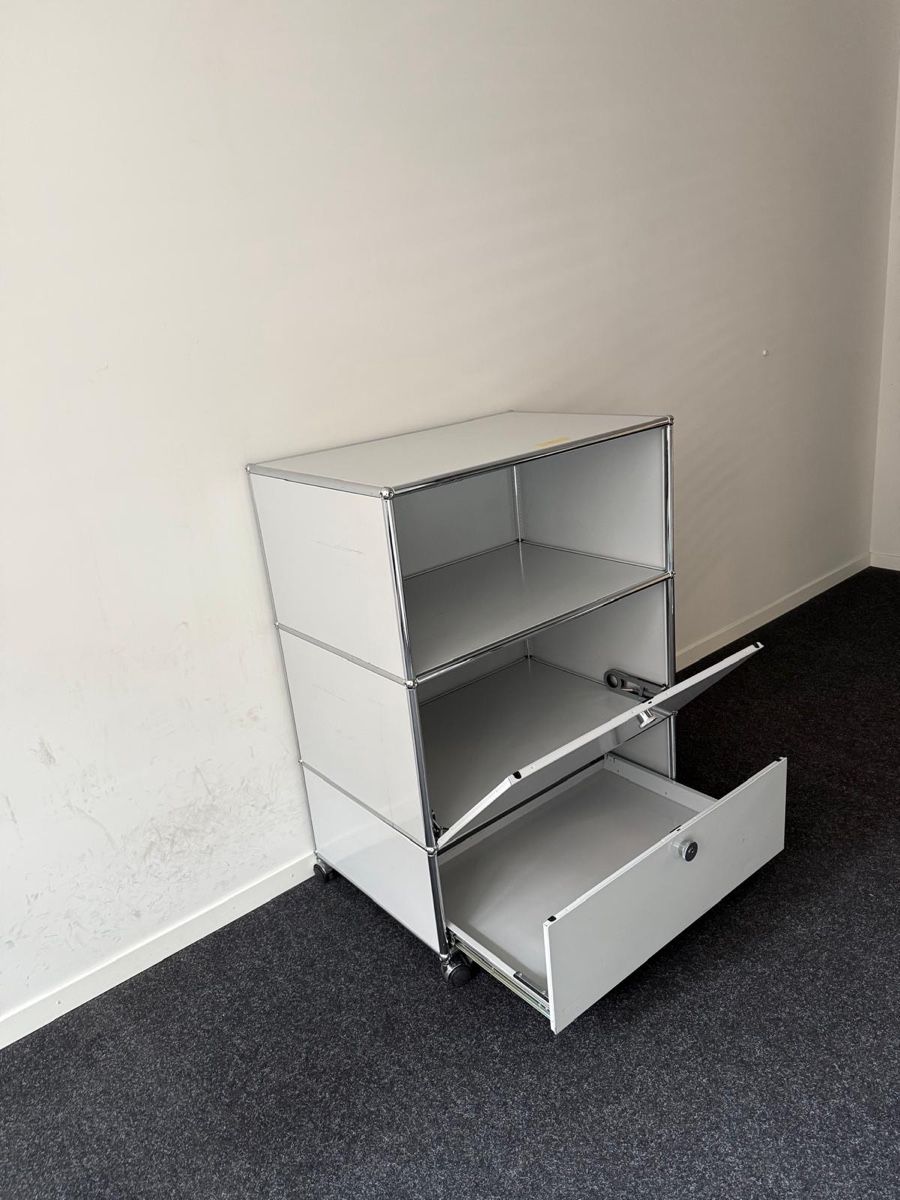 USM Scaffali: USM Sideboard Lichtgrau – Usato da Grenchen venduto da Design-Outlet 2