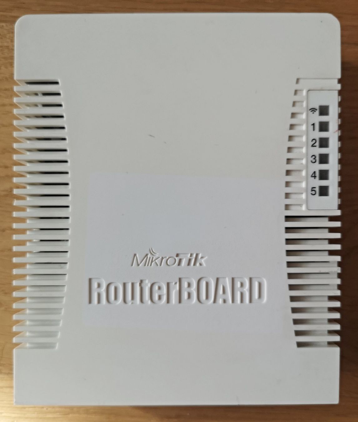 Mikrotik Modem & Router: Mikrotik Wireless Router RB951Ui 2HnD – Usato da St. Gallen venduto da w-mall 2