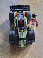 Lego technic car mit Rückziehmotor und Rennfahrer.