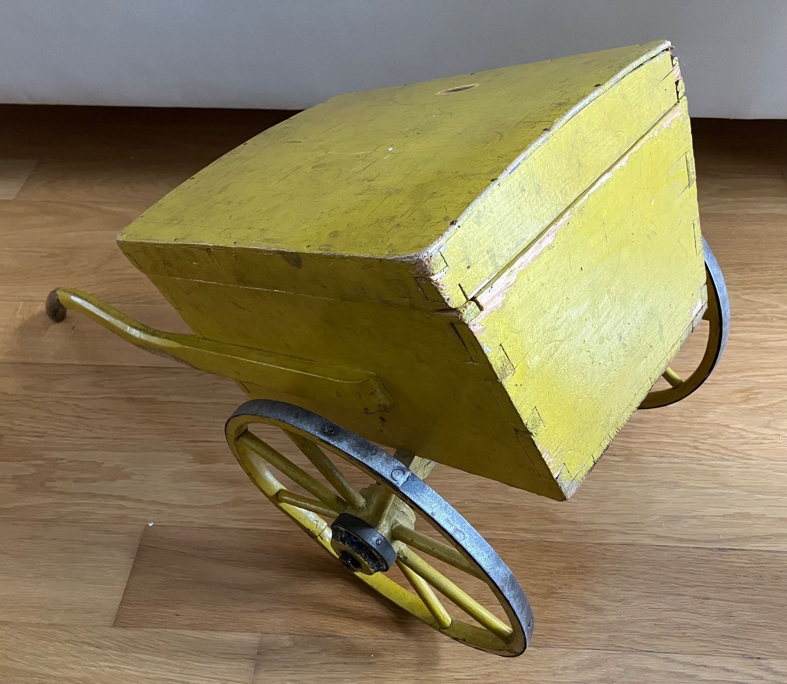 Giocattoli: Antiker gelber Post Handwagen aus Holz – Usato da Zürich venduto da Kue_Zuerich 2