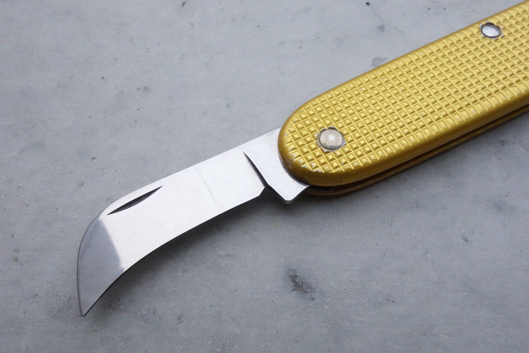 Victorinox Coltelli tascabile: Victorinox Alox Old Cross Sackmesser Bugnard gold – Usato da St. Gallen venduto da 8201 6