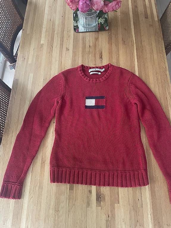 Pullover & Sweatshirts: Tommy Hilfiger pull rouge coton drapeau  – Gebraucht aus Troinex von nadinebmichaelson