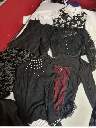 Dunkle kleidung , ein paar goth ,grösse M