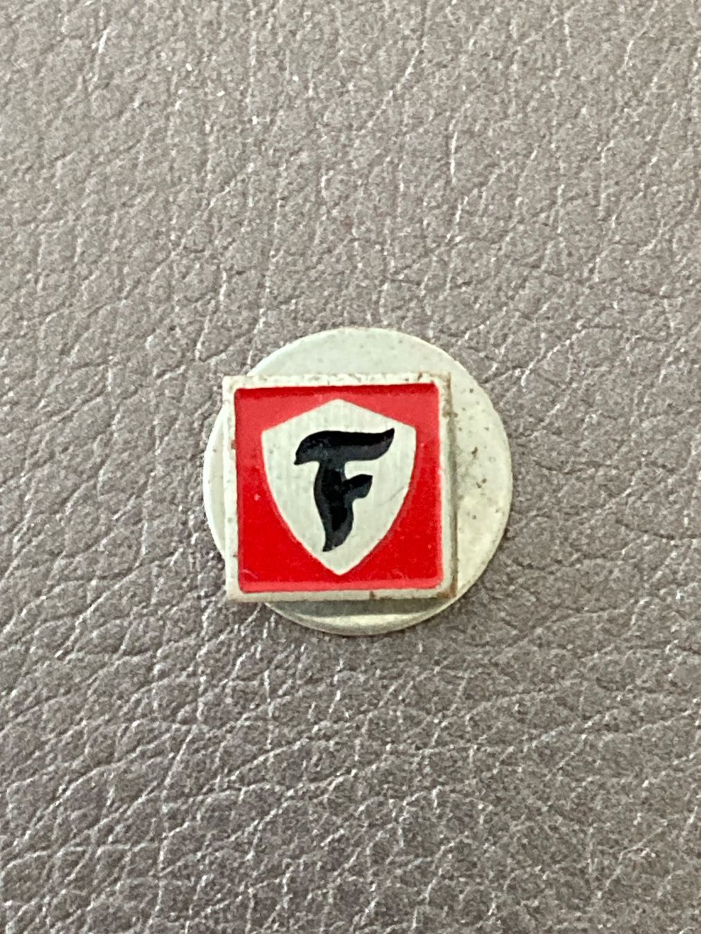 Placchette & Badge: Firestone Knopfloch Pin – Usato da Horw venduto da adler65
