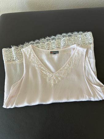 Zartes Viscose Top mit Spitze, Grösse 36 - Sommerlich!