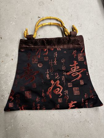 Asiatische Handtasche mit Bambusgriffen
