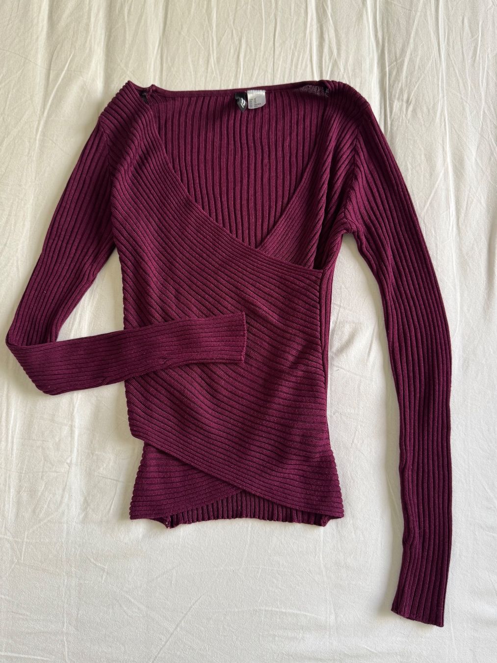 H&M Top: Wine-colored ribbed wrap top, size XS, perfect for fall. – Usato da Zürich venduto da olalinda