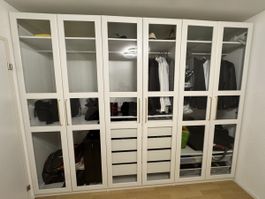 Armadio bianco con ante in vetro e rifiniture in oro