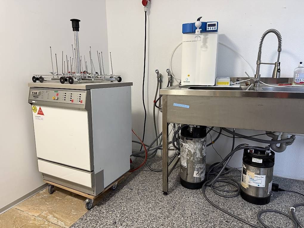 Sanitari: Système d'eau ultrapure, Type LaboStar PROUV2 – Usato da Corjolens venduto da Daho5 2