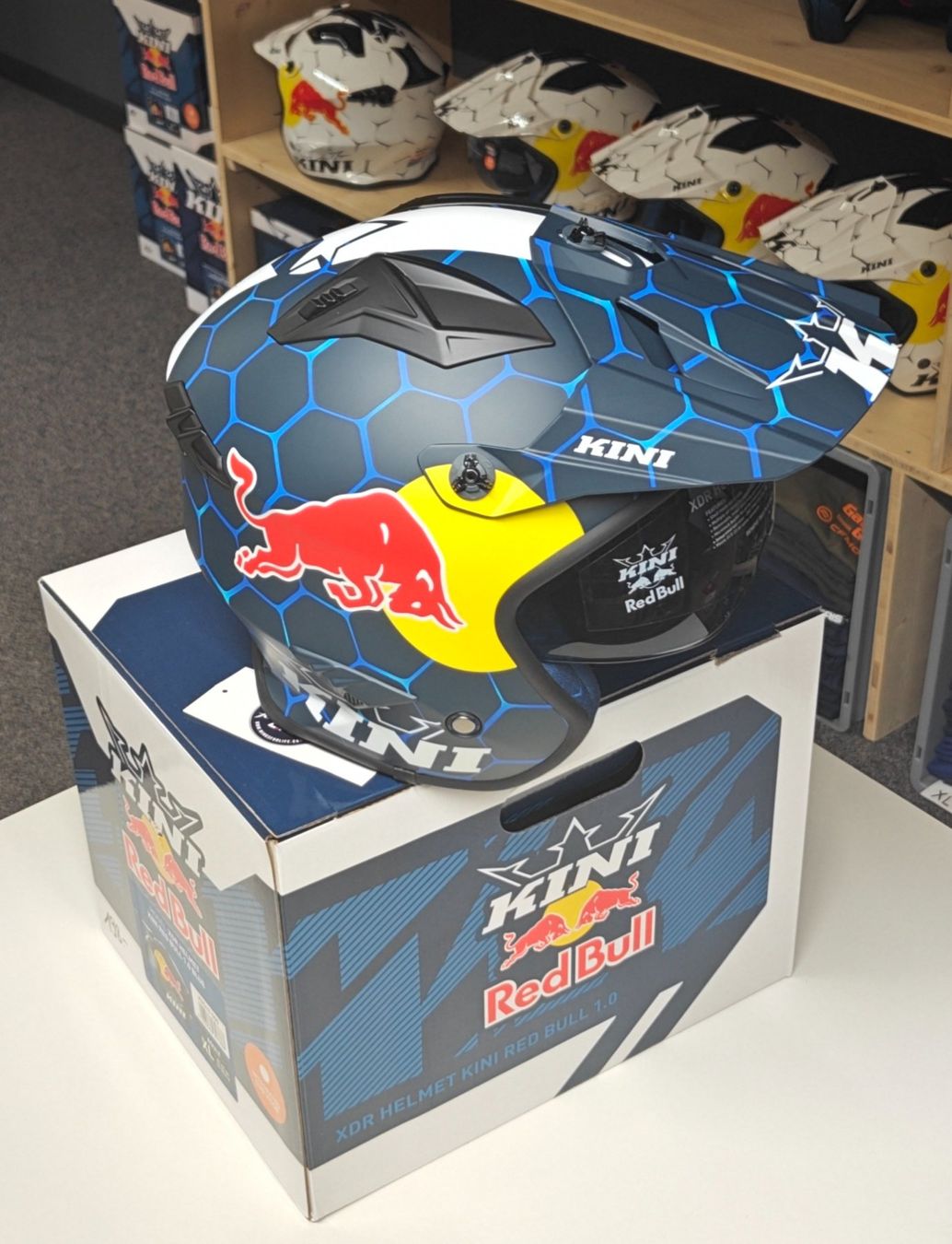 Red Bull Caschi & visiere: Originale Red Bull Helme XL – Nuovo e nell'imballaggio originale da Trimmis venduto da 0004 8