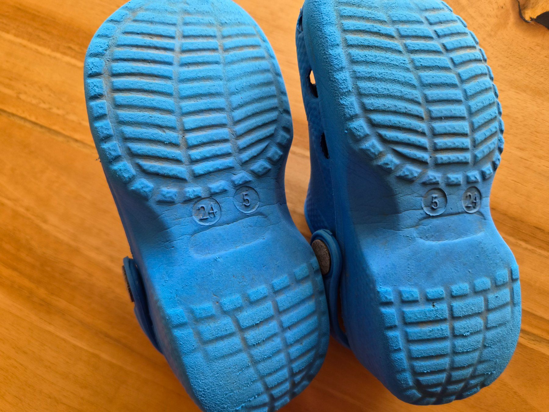 Schuhe für Jungen: Set / 2 Stk. Kinder Clogs Grösse 24 – Gebraucht aus Ibach von urs_sl5h 6