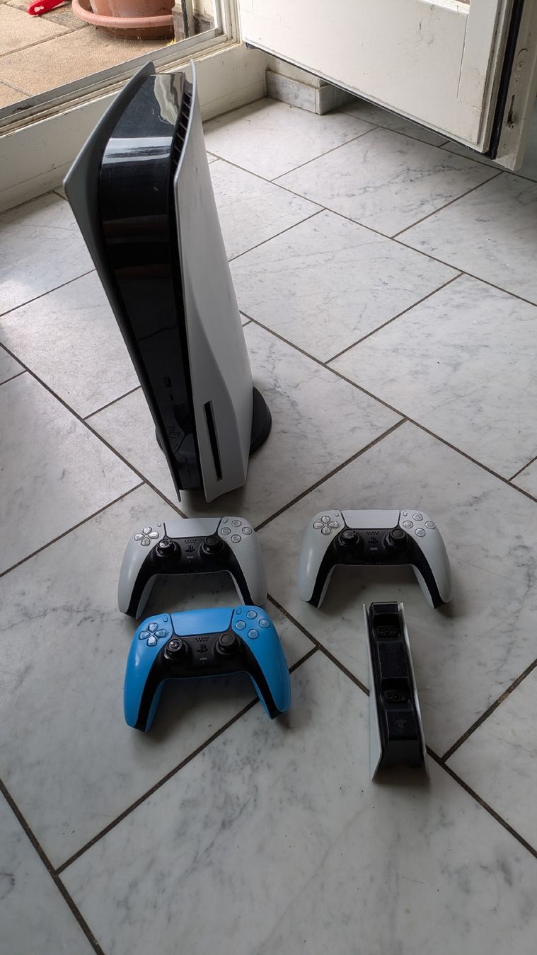 Sony Console: Playstation 5 mit 3 Joystick plus lade Station und Headset – Nuovo (secondo la descrizione) da Böckten venduto da svim 1
