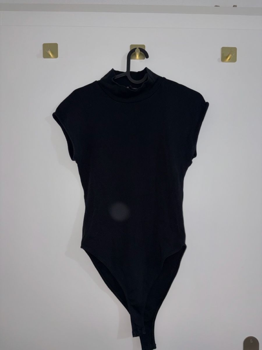 Zara Top: Body noir col montant manches courtes  – Usato da Monthey venduto da Sevdije.Kololli