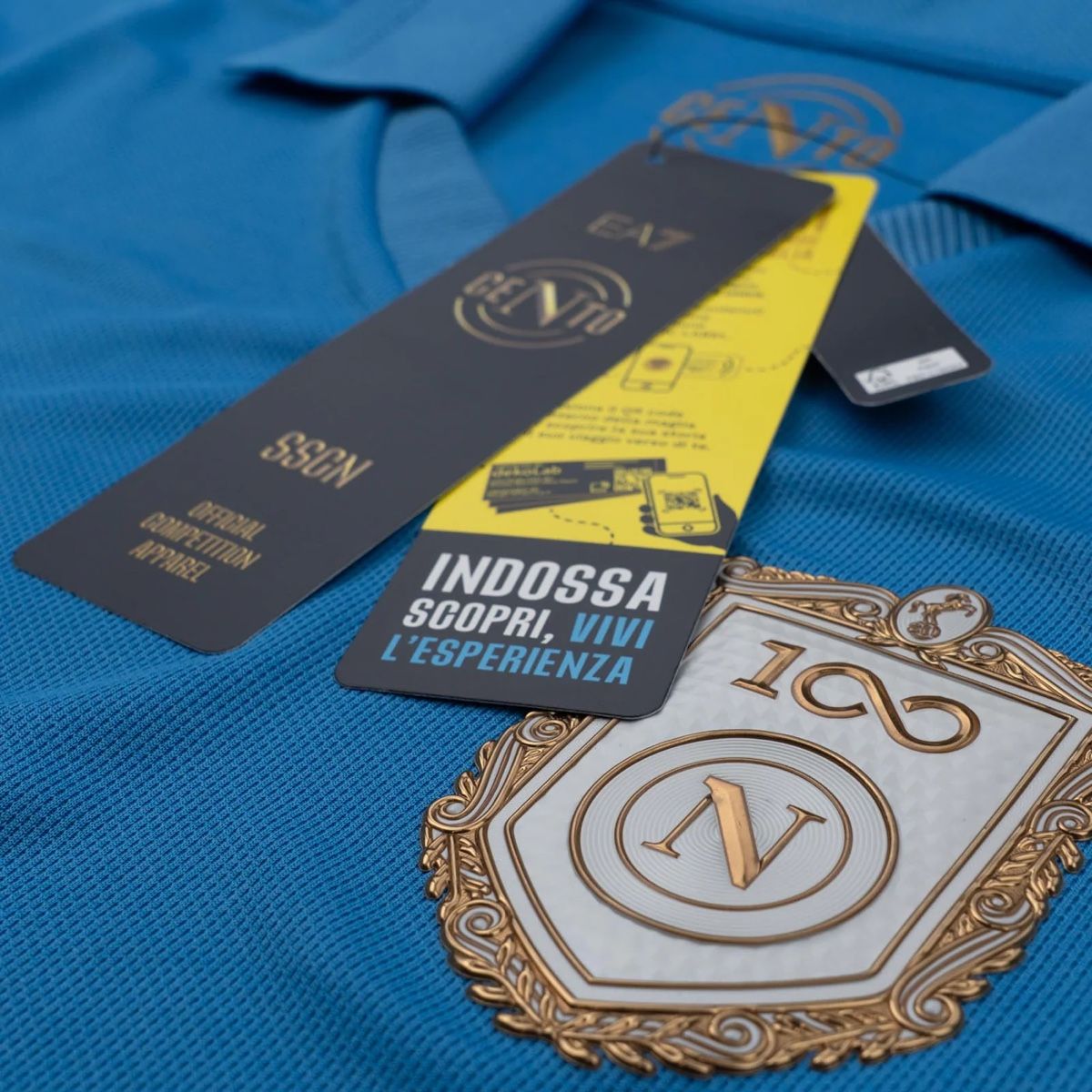 Canottiere & Pantaloni: Napoli Jersey 2026 100% Original – Nuovo e nell'imballaggio originale da Schönenbuch venduto da Amaradona 1