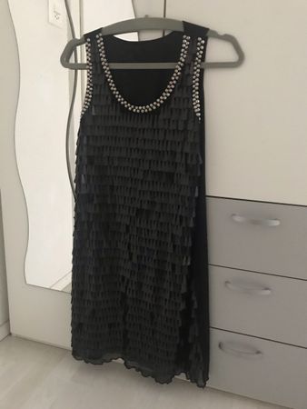schwarzes Cocktailkeid mit Plättchen vorne