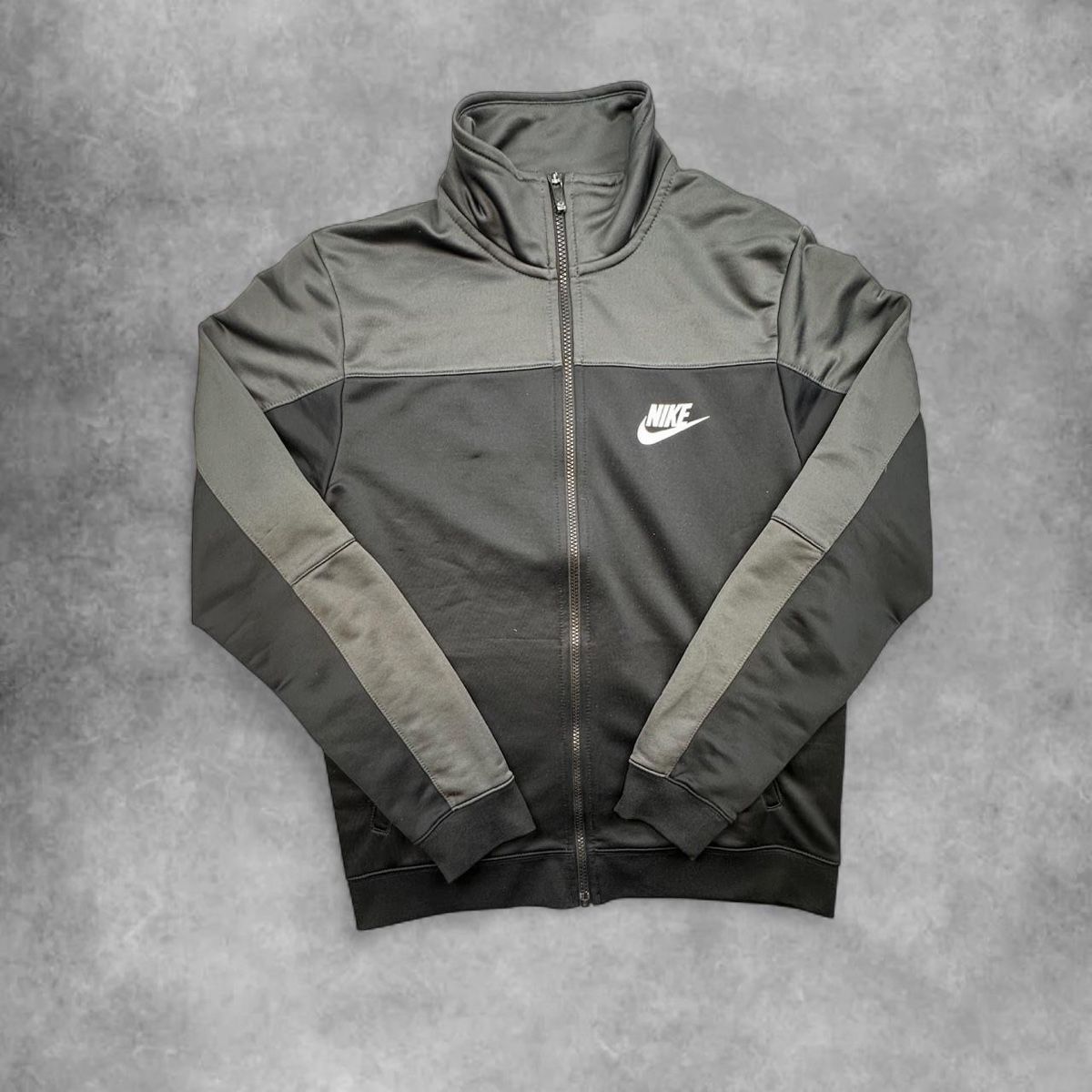 Nike Jacken: Nike grey jacket – Gebraucht aus Erlinsbach SO von TogaResell