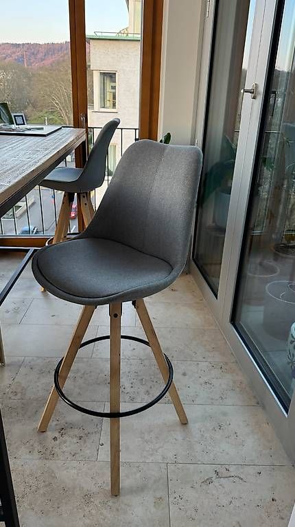 Set de table et chaises: Stylischer Hochtisch mit 4 passenden Stühlen – D'occasion à Zürich par simi214 1