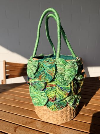 Handtasche Korb-Style mit auffälligen grünen Blätter 🌿