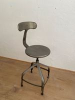 Chaise en métal à assise réglable 