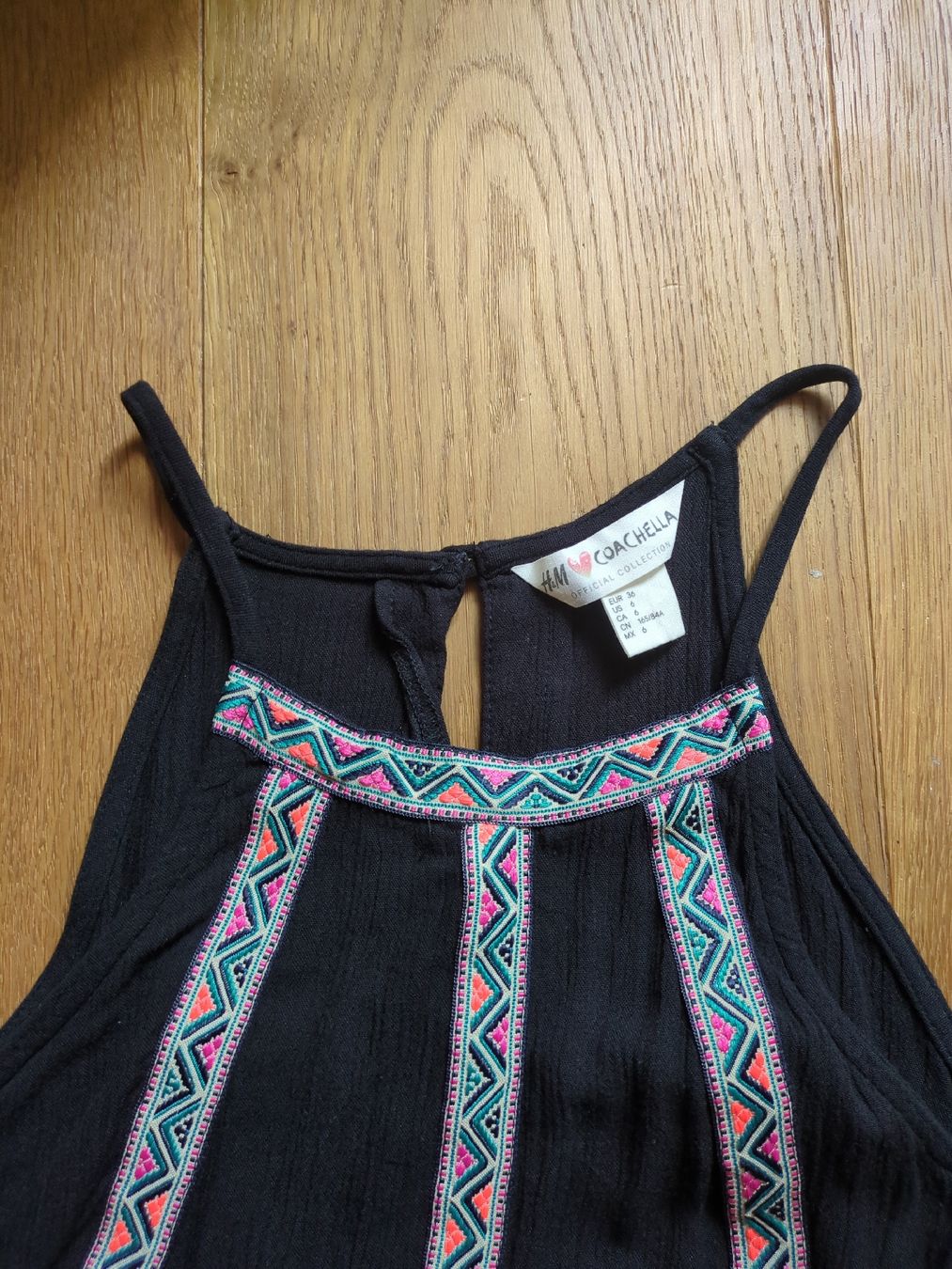 H&M Tops: Schwarz Top mit Fransen Grösse 36 – Neu (gemäss Beschreibung) aus Wald ZH von cha_9z6l 1