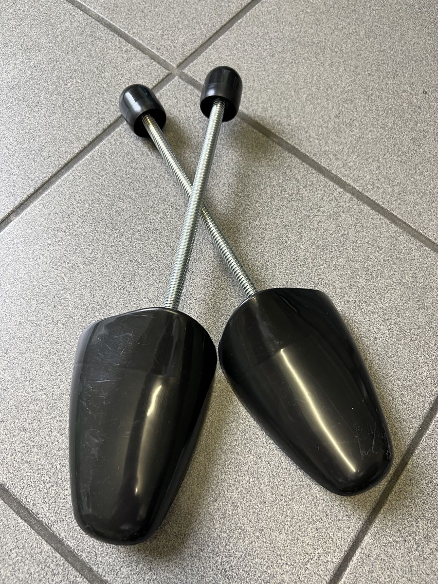 Scarpe da uomo: 6 Paar Schuhspanner rund, Gr. 41-43 – Usato da Ruggell venduto da expoli