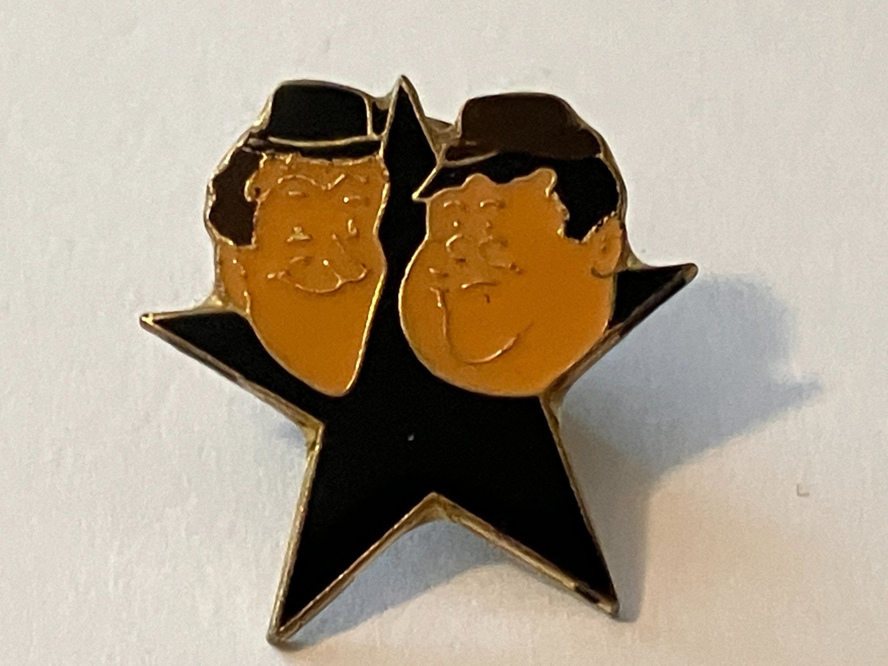 Plaketten & Abzeichen: 1 Pin Laurel & Hardy – Gebraucht aus Basel von djwwpp